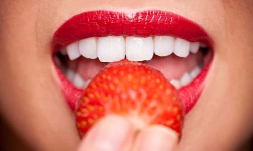 Клубника отбеливает зубы Народные средства для отбеливания зубов