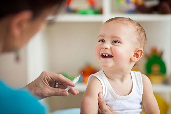 Почему родители должны соглашаться на плановую вакцинацию своих детей вакцинация малышей